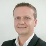 Blonder Mann mit schwarzem Jackett