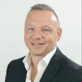 Mann mit blauen Augen und dunklem Jackett