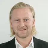 hellblonder Mann mit Dreitagebart