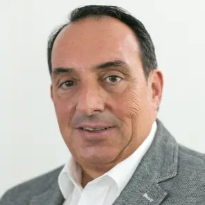 dunkelhaariger Mann mit grauem Jackett