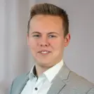 Junger Mann mit grauem Anzug 
