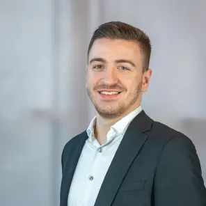 Junger Mann mit Anzug lächelt