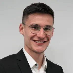 Schlanker jüngerer Mann mit Brille