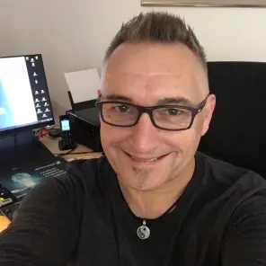 Mann mit Brille und schwarzem Hemd