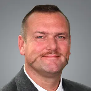 Dunkelblonder Mann mit dünnem Oberlippenbart