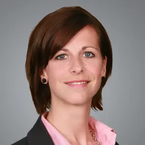 Frau mit kurzen braunen Haaren lächelt