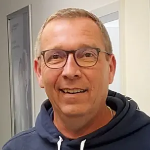 Lächelnder Mann mit Brille