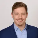 Lächelnder Mann im Anzug