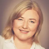 Blonde Frau mit weißer Bluse