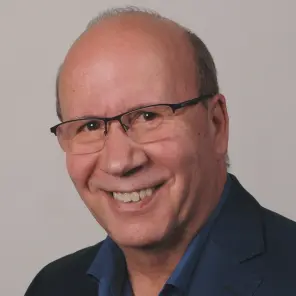 Mann mit wenig Haar und Brille