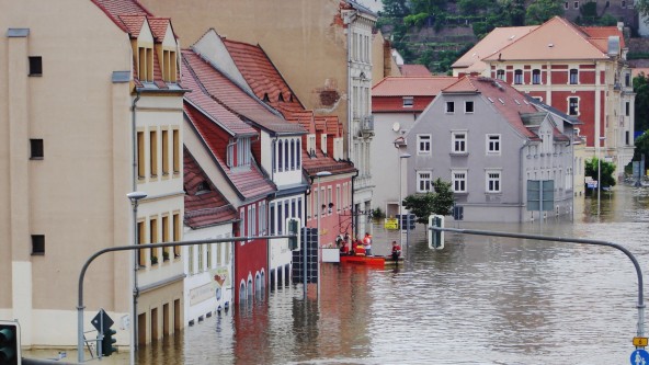 Hochwasser in einer breiten Wohnstraße