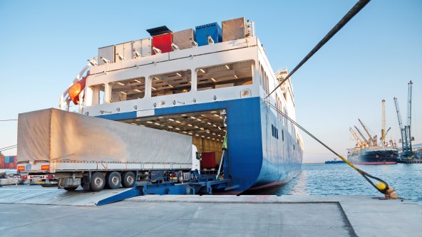 Lastwagen fährt in großes Transportschiff ein