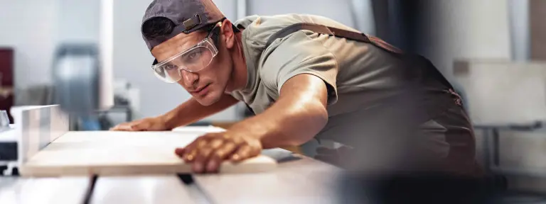 Handwerker arbeitet an einer Maschine