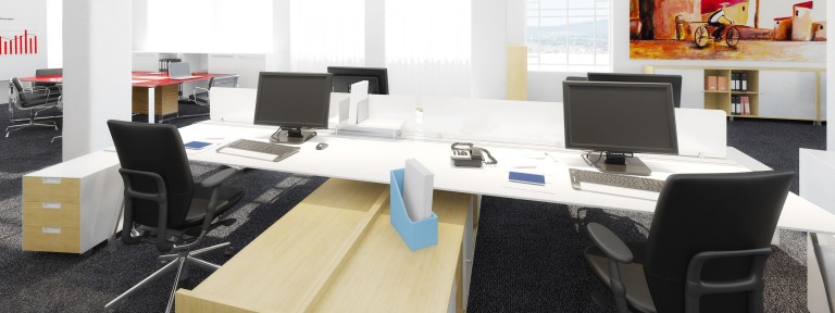 Blick in ein leeres Büro mit 4 Arbeitsplätzen mit jeweils einem schwarzen Monitor