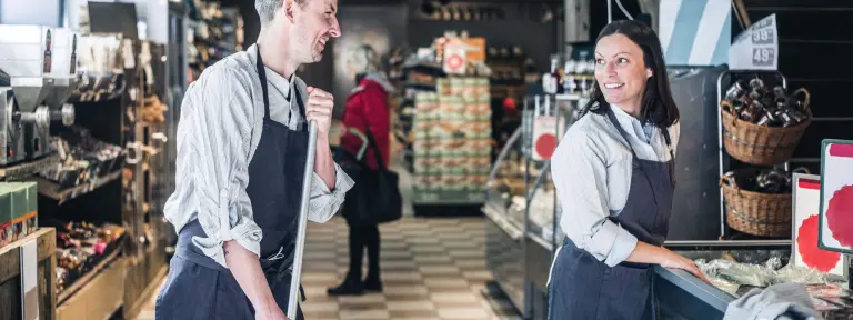 2 Angestellte einer Bäckerei reinigen den Verkaufsraum