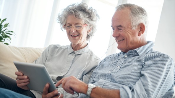 Älteres Ehepaar benutzt ein Tablet 