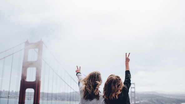 Zwei Urlauberinnen schauen auf Hängebrücke