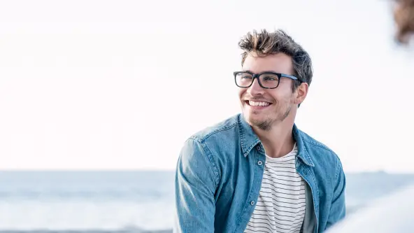 Junger Mann mit Brille lacht