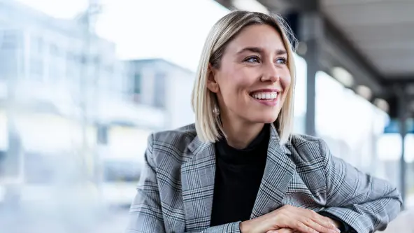 Junge blonde Frau lächelt