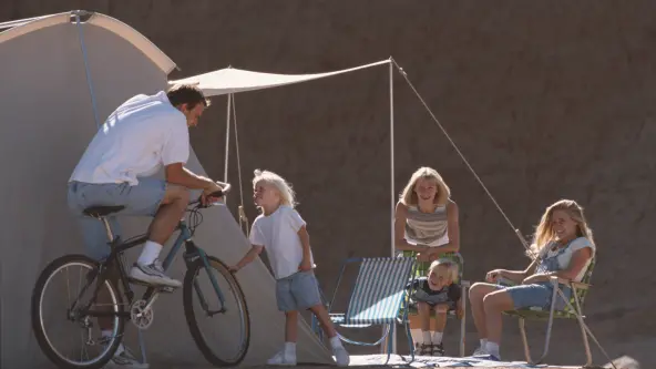Familie am Campingplatz mit einem großen Zelt