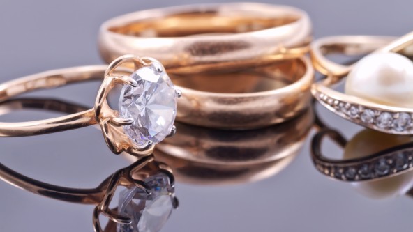 Goldener Ring mit Diamant besetzt