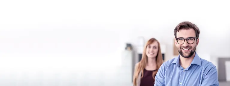 Mann mit Brille steht vor einer Frau ohne Brille