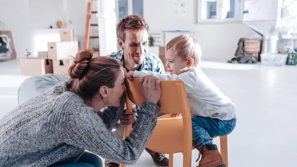 Mutter und Vater spielen mit ihrem Kleinkind
