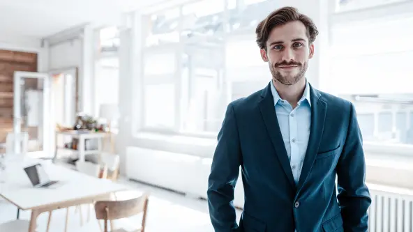 Junger Mann steht im Wohnbereich