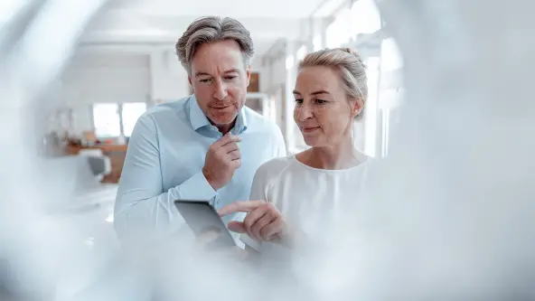 Mann und Frau schauen gemeinsam in ein Smartphone 