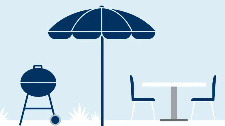 Garten mit einem Grill, Sonnenschirm und Gartenmöbel wie Tisch und Stühlen