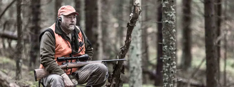 Jäger mit Hund im Wald