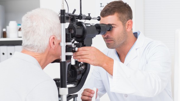 Augenarzt untersucht älteren Mann
