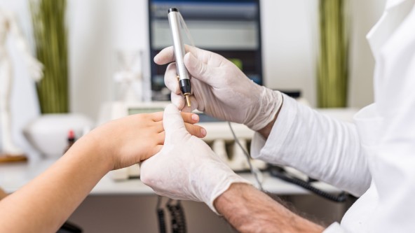 Eine Hand wird im Rahmen einer Bioresonanztherapie behandelt