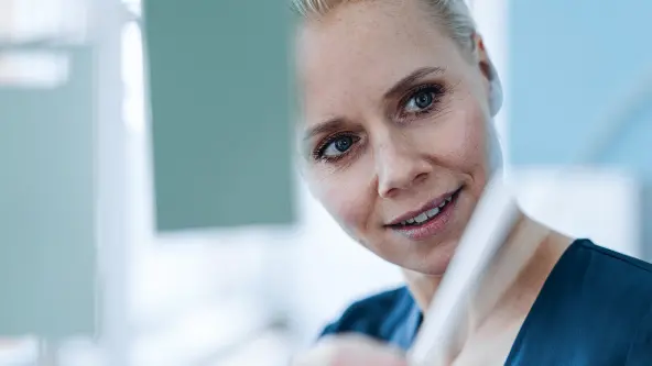 Blonde Frau schaut erstaunt zur Seite