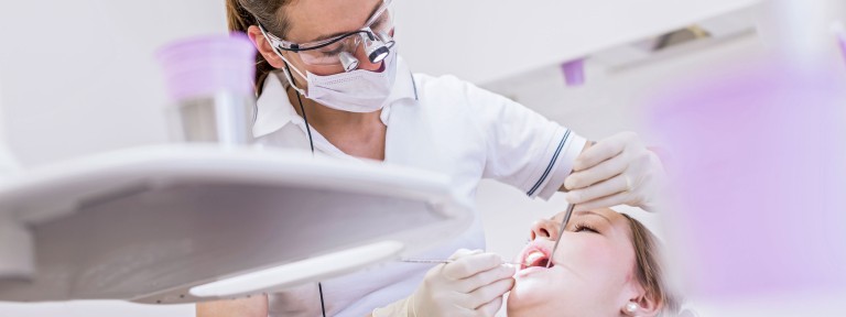 Zahnärztin behandelt Frau auf dem Untersuchungsstuhl