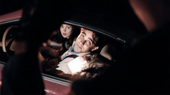 Junges Paar wird im Dunkeln im Auto kontrolliert