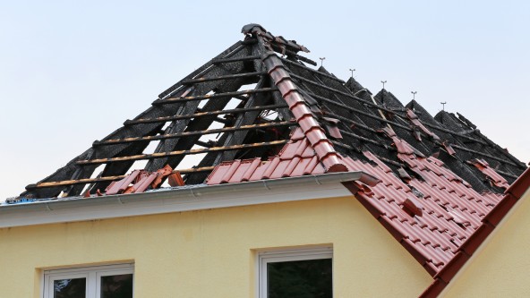 Abgebrannter Dachstuhl eines Hauses 