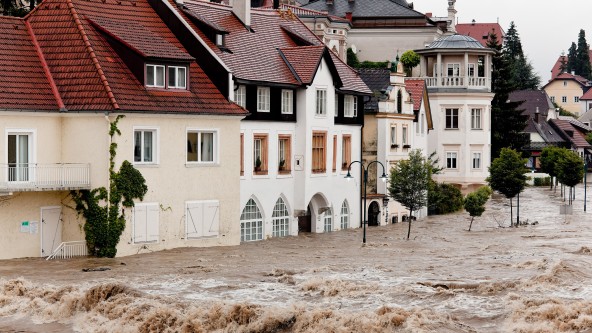 Hochwasser überschwemmt eine Stadt