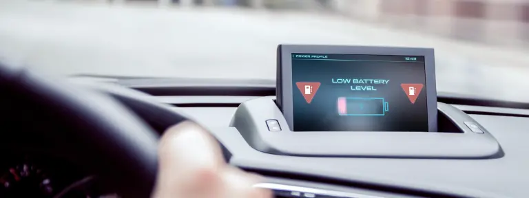 Auf einer Mittelkonsole eines E-Autos wird der schwache Batterie-Status angezeigt