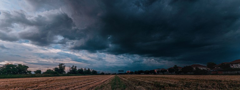 Aufziehendes dunkles Unwetter über einem Feld