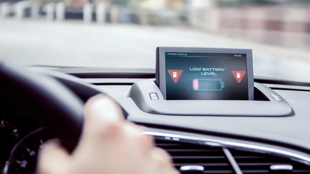 Auf einer Mittelkonsole eines E-Autos wird der schwache Batterie-Status angezeigt