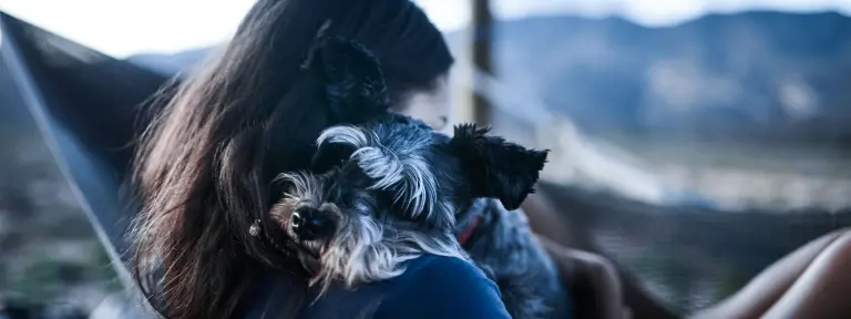 Frau kuschelt mit Hund