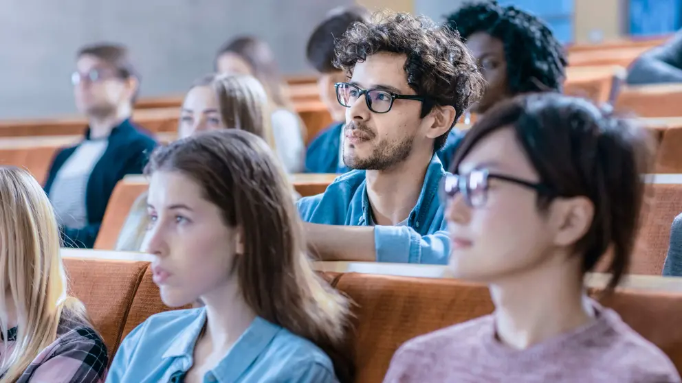 Blick in einen Hörsaal mit zuhörenden Studierenden